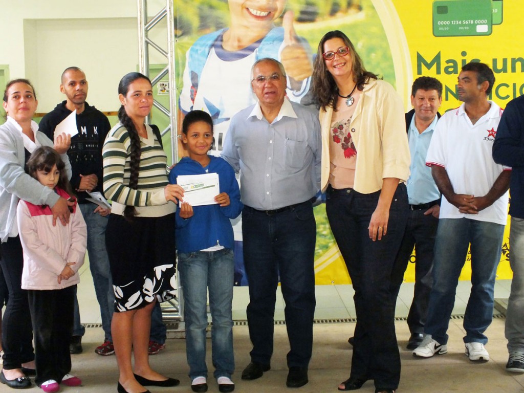 Prefeito Juvenil Cirelli entrega cartão escolar em Salto