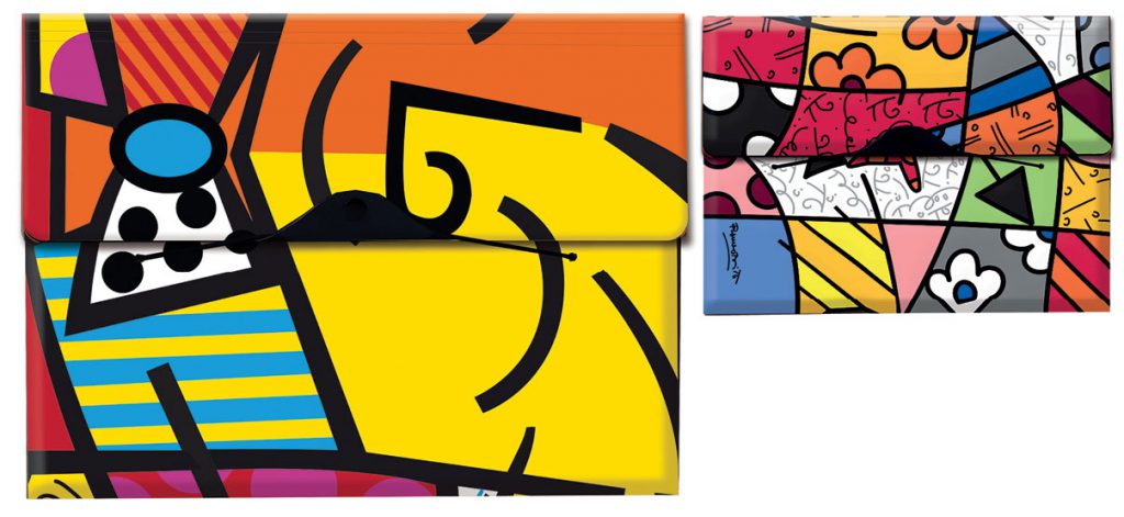 58304 e 58305 - Pasta sanfonada A pasta sanfonada da linha Romero Britto é constituída de polipropileno com impressão em offset. Tamanho A4, apresenta 12 divisórias e possui visores em polipropileno transparente, acompanha etiquetas para identificação das divisórias. Fechamento com elástico e botão que permite flexibilidade e evita que o conteúdo caia da pasta. A linha de maletas apresenta 06 estampas diferentes.